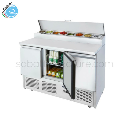 Saladette 3 ante con portacondimenti 8 x GN1/6 – Dim. mm LxPxA 1380x700x947 - Capacità L 380 - Temp. -2°C/+8°C - Griglie in dot. per porta 1 - Dim. griglie mm LxP GN1/1 - Refrig. R600a - Pot. W 310 - Classe clim. 4 - Alim. monofase - Peso kg 108