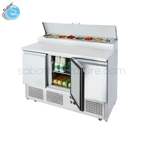 Saladette 3 ante con portacondimenti 7 x GN1/3 – Dim. mm LxPxA 1365x700x947 - Capacità L 380 - Temp. -2°C/+8°C - Griglie in dot. per porta 1 - Dim. griglie mm LxP GN1/1 - Refrig. R600a - Pot. W 310 - Classe clim. 4 - Alim. monofase - Peso kg 103