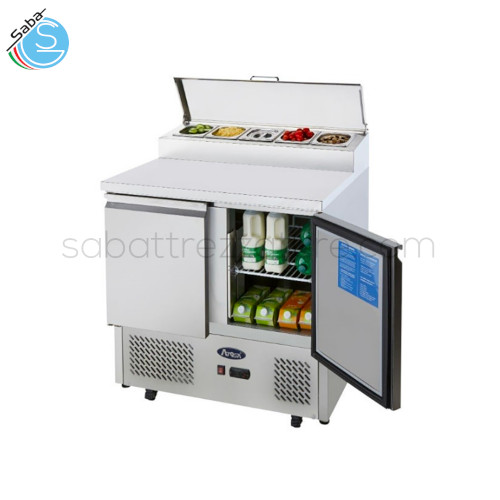 Saladette 2 ante con portacondimenti 5 x GN1/6 – Dim. mm LxPxA 900x700x947 - Capacità L 300 - Temp. -2°C/+8°C - Griglie in dot. per porta 1 - Dim. griglie mm LxP GN1/1 - Refrig. R600a - Pot. W 310 - Classe clim. 4 - Alim. monofase - Peso kg 77