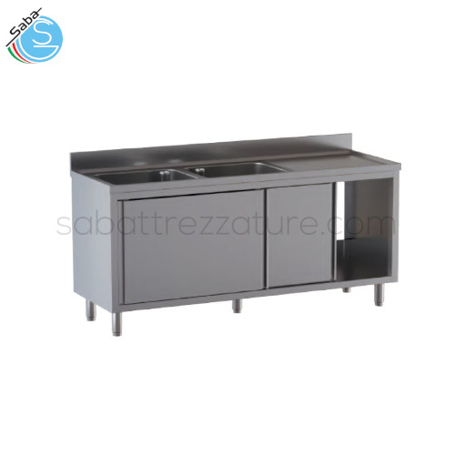 Lavello armadiato con porte scorrevoli, con n.2 vasche a sinistra e n.1 gocciolatoio a destra - Top (piano di lavoro) con alzatina posteriore - Dimensioni esterne: cm 160x70x85H - Dimensioni vasche: cm 50x50x30H (cadauna) - Peso netto: kg 76