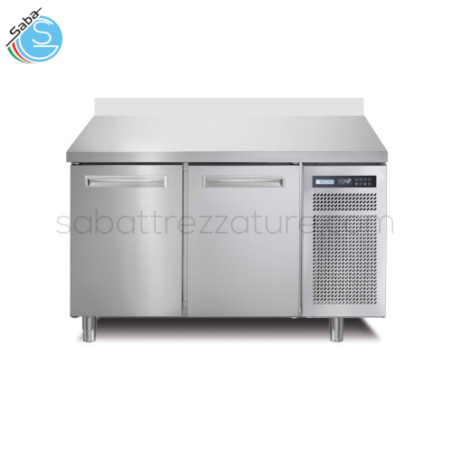 Tavolo refrigerato 2 porte GN1/1 SPRINGPLUS702TN/A AFINOX - Piano + Alzatina - Range temperatura -2/+7 °C - Classe Energetica A - Consumo energetico Annuo (kWh/annum) 464 - Gas R290 - Dimensioni Esterne (mm) LxPxH 1266x700x850 - Peso Netto (Kg) 100