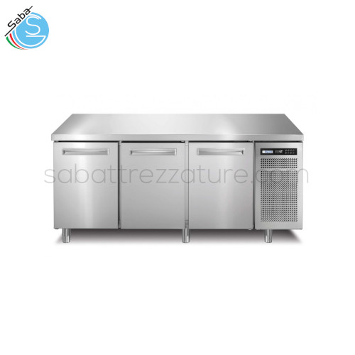 Tavolo refrigerato 3 porte GN1/1 SPRINGPLUS703TN AFINOX - Piano dritto - Range temperatura -2/+7 °C - Classe Energetica A - Consumo energetico Annuo (kWh/annum) 537 - Gas R290 - Dimensioni Esterne (mm) LxPxH 1721x700x850 - Peso Netto (Kg) 123