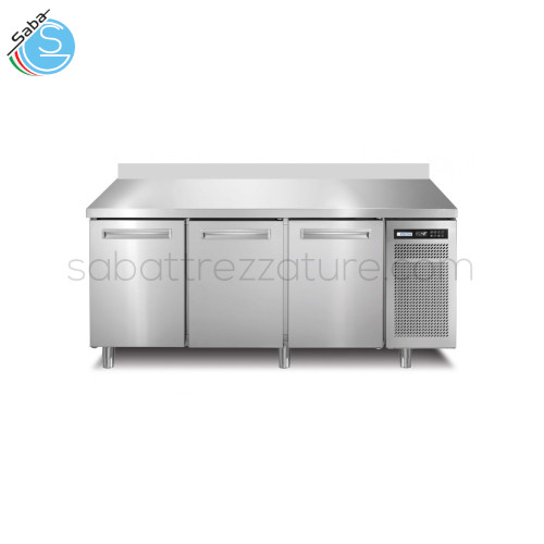 Tavolo refrigerato 3 porte GN1/1 SPRINGPLUS703TN/A AFINOX - Piano + Alzatina - Range temperatura -2/+7 °C - Classe Energetica A - Consumo energetico Annuo (kWh/annum) 537 - Gas R290 - Dimensioni Esterne (mm) LxPxH 1721x700x850 - Peso Netto (Kg) 124