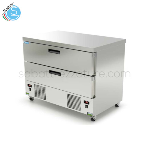 Stazione refrigerata su ruote LINEARSPACE/A2C - Piano + Alzatina - 2 Cassetti indipendenti - Range di temp.: TN/BT +7°C/-24°C - Dim. est. mm: 1130x700x900 - Max Vaschette N°: 3+3 GN1/1 H150mm - Peso Kg: 141 - Alim. Monofase - Pot. assorbita W: 706