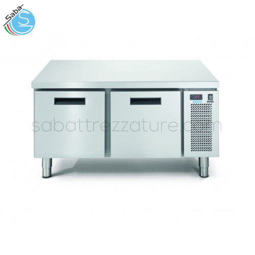 Tavolo refrigerato ventilato su piedi linea snack, prof. 685 mm, altez. corpo H 443 mm, in acciaio inox AISI 304 - Piano dritto H 40mm - Range temp. -24/-10° C - 2 vani GN1/1 - Dim. Est. mm LxPxH 1200x685x624 - Peso Kg 89 - Alim. Monofase