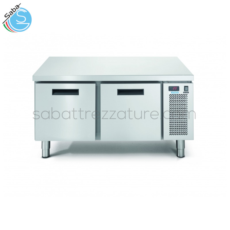 OFFERTA: Tavolo refrigerato ventilato su piedi linea snack, prof. 685 mm, altez. corpo H 443 mm, in acciaio inox AISI 304 - Piano dritto H 40mm - Range temp. -24/-10° C - 2 vani GN1/1 - Dim. Est. mm LxPxH 1200x685x624 - Peso Kg 89 - Alim. Monofase