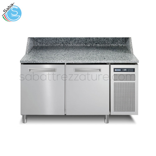 Tavolo refrigerato pizzeria su piedi, profondità 700 mm, in acciaio prerivestito STEEL-PE - Piano Granito - 2 porte refrigerate - 2 griglie EN400X600 - Assorbimento W 149 - Voltaggio Volt/Ph/Hz 230/1/50 - Peso Netto kg 199