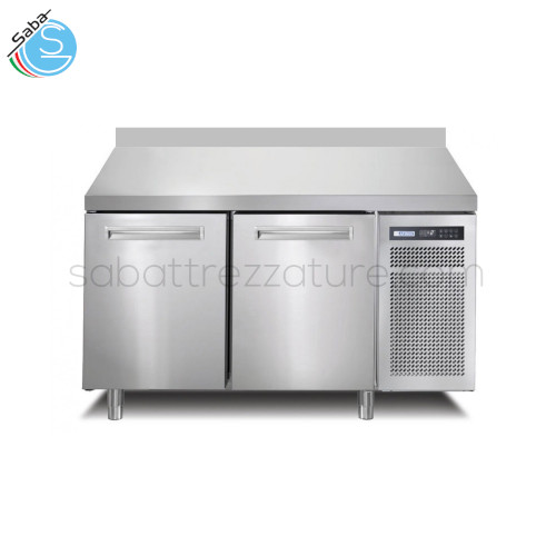 Tavolo refrigerato 2 vani EN400x600 ventilato - Piano + alzatina - Range temperatura -2/+7° C - Dimensioni Esterne (mm) LxPxH 1450x800x850 - Classe Energetica A - Alimentazione (V/P/Hz) 230/1/50 - Peso netto (Kg) 130