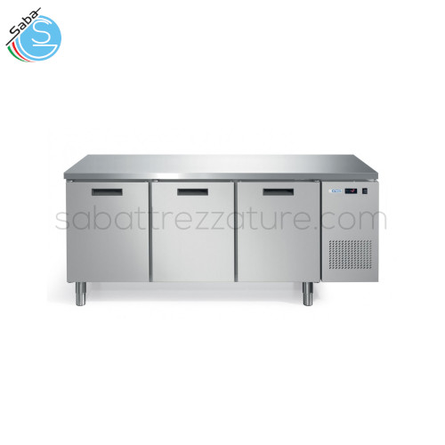 Tavolo refrigerato 3 porte FRESH PLUS 3P L AFINOX - Piano dritto - Range temperatura +2/+7 °C - Classe Energetica D - Consumo energetico Annuo (kWh/annum) 1722 - Gas R290 - Dimensioni Esterne (mm) LxPxH 1926x700x850 - Peso Netto (Kg) 123