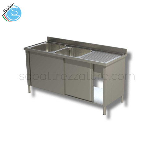 Lavello in acciaio INOX AISI 304 con finitura Scotch Brite 18/10, 140Lx60Px85H, armadiato con porte scorrevoli dotato di alzatina posteriore, 2 vasche, 1 gocciolatoio sul lato destro.