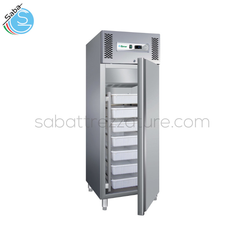 OFFERTA: Armadio refrigerato GN2/1 statico per la conservazione del pesce - Temperatura di lavoro -5°C/+0°C - Dimensioni esterne 68x81x201h cm - In dotazione 7 cassette 60x40x13h cm - Capacità 507 l - Assorbimento W 260 - Monofase - Peso netto Kg 135