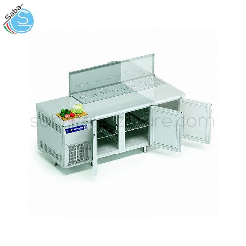 Tavolo refrigerato saladette 3 porte TF3 P K SAMAREF - Volume lordo 609 lt - 0+8 °C - Tipologia motore Plug-in - Fluido refrigerante R290 - Potenza frigorifera 369 W (-10°C / +45°C) - Assorbimento 263 W - Tensione/frequenza 230V/1~/50Hz