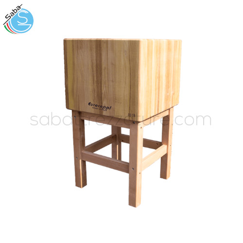 Ceppo in legno di robinia con sgabello in legno altezza totale da terra 90 cm. Il ceppo è reversibile e può essere utilizzato da entrambi i lati. Dimensioni 60x50x40H cm.