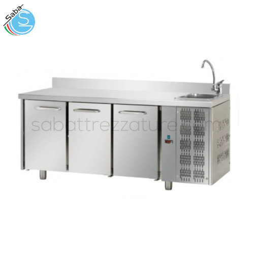 Tavolo Refrigerato Positivo Tecnodom 3 Porte GN 1/1 con Lavello e Alzatina 10 cm, gruppo a destra. Dim.: 187x70x115/120 cm - Peso: 102 Kg - Capac.: 460 L - Temp.: 0 / +10 °C - Gas: R404A/R507 - Assorb.: 495 W - Alim.: 230 V