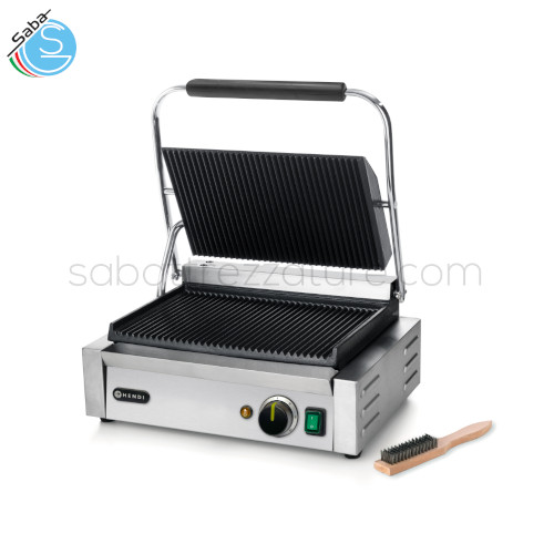 Piastra singola manuale con piani neri rigati 263655 HENDI - Misure macchina (mm) 430x370x(H)210 - Superficie grill (mm) 340x230 - Peso netto (kg) 18,50 - Potenza (entrata) (W) 2200 - Frequenza 50 / 60 Hz  - Voltaggio 230V 1N - Peso (kg) 18,8