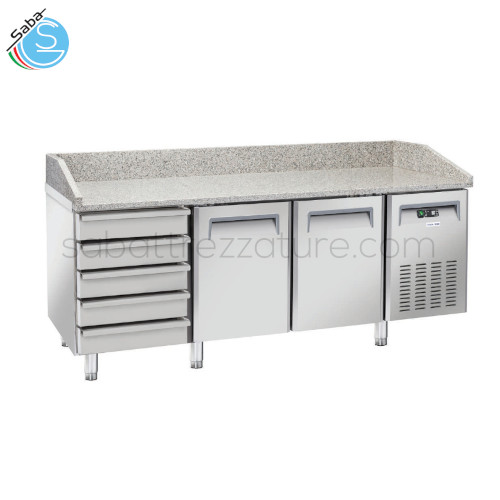 Banco pizza refrig. in acciaio inox Cool Head QZ 26 dotato di top in granito con alzat. da 200 mm, 2 vano refrigerato con ripiano regol. 600x400mm e guide a C - Cap. 430 l - Dim. Est. 2025Lx800Px1040H mm - Gas R290 - Peso 309 Kg - Temp. +2° ~ +8°C