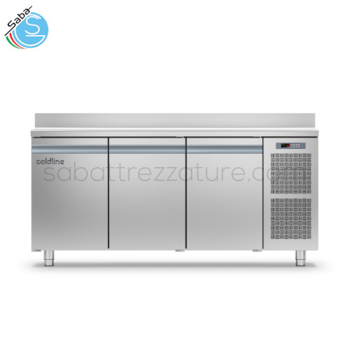 Tavolo Smart GN 3 porte -2°+8°C piano con alzatina h. 710 mm plug-in TA17/1ME-710 COLDLINE - Consumo 24h 1,688 kW/h/24h - Gas refrigerante R290 - Dimensioni (mm) 1780×700×950 mm - Alimentazione 220-240 V - 50 Hz - Potenza assorbita 250 W