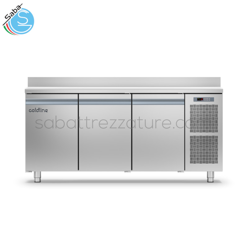 OFFERTA: Tavolo Smart GN 3 porte -2°+8°C piano con alzatina h. 710 mm plug-in TA17/1ME-710 COLDLINE - Consumo 24h 1,688 kW/h/24h - Gas refrigerante R290 - Dimensioni (mm) 1780×700×950 mm - Alimentazione 220-240 V - 50 Hz - Potenza assorbita 250 W