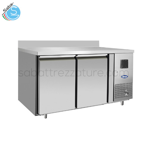 Tavolo refrigerato 600 TN 2 porte EPF3421-GR-SB-304T ATOSA - Tropicalizzato - Con alzatina e top in AISI304 - Dim. (cm) 136x60x95H - Temp. (°C) -2~8 - Capacità netta (L) 180 - Potenza (W) 250 - Peso netto (kg) 93,4 - Voltaggio monofase