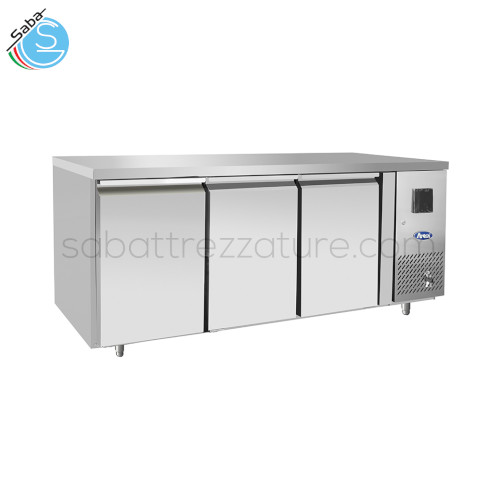 Tavolo refrigerato 600 TN 3 porte EPF3431-GR-304T ATOSA - Tropicalizzato - Top in AISI304 - Dimensioni (cm) 179,5x60x85H - Temperatura (°C) -2~8 - Capacità netta (L) 285 - Potenza (W) 400 - Peso netto (kg) 115 - Voltaggio monofase