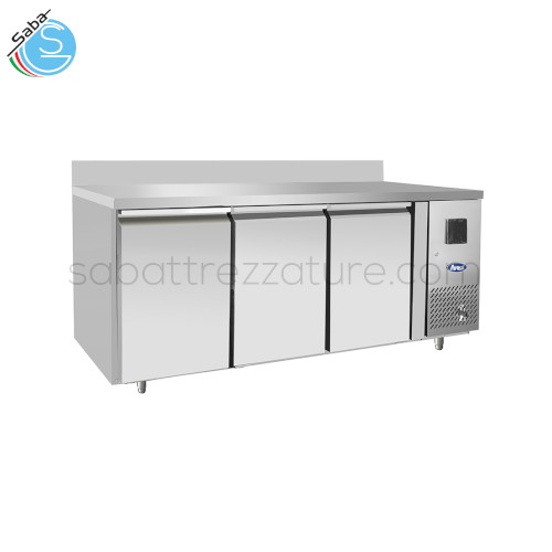 Tavolo refrigerato 600 TN 3 porte EPF3431-GR-SB-304T ATOSA - Tropicalizzato - Con alzatina e top in AISI304 - Dim. (cm) 179,5x60x95H - Temp. (°C) -2~8 - Capacità netta (L) 285 - Potenza (W) 400 - Peso netto (kg) 115 - Voltaggio monofase