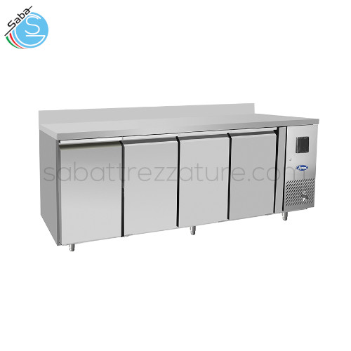 Tavolo refrig. 700 TN 4 porte EPF3442-GR-SB-304T ATOSA - Tropicaliz. - Con alzatina e top in AISI304 - Clas. energ. A - Dim. (cm) 223x70x95H - Temp. (°C) -2~8 - Cap. netta (L) 450 - Pot. (W) 400 - Peso netto (kg) 149 - Voltag. (V/Hz/Ph) 220-240/50/1