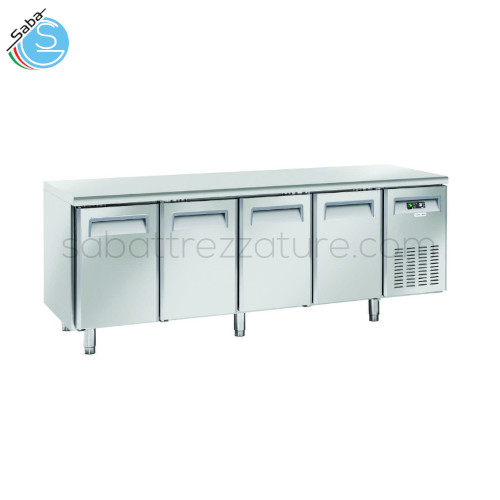 Tavolo refrigerato GN1/1 COOL HEAD QR 4100 - 4 porte - 2 ripiani reg. GN1/1 per ogni porta - Cap. 570 L - Dim. est. 2250Lx700Px850H mm - Dim. int. 1830Lx585Px585H mm - Gas R290 - Cons. 3.8 Kw / 24h - Peso 150 Kg - Temp. -2° ~ +8°C - Alim. 230 V