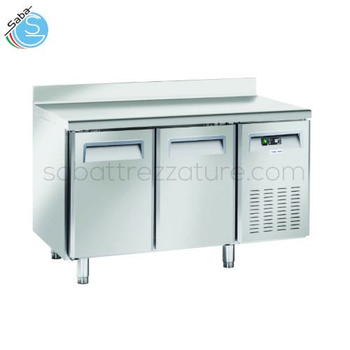 Tavolo refrigerato GN1/1 2 porte CHQR2200 - Alzatina 100 mm - Cap. 260 L - 2 porte - 2 ripiani regol. - Dim. est. 1350Lx700Px950H mm - Dim. int. 930Lx585Px585H mm - Gas R290 - Cons. 2.08 Kw / 24h - Peso 102 Kg - Temp. -2° ~ +8°C - Alim. 230 V