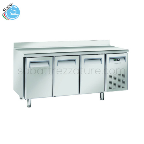 Tavolo refrigerato GN1/1 3 porte CHQR3200 - Alzatina 100 mm - Cap. 400 L - Dim. est. 1800Lx700Px950H mm - Dim. int. 1380Lx585Px585H mm - Gas R290 - Cons. 2.95 Kw / 24h - Peso 126 Kg - Temp. -2° ~ +8°C - Alim. 230 V