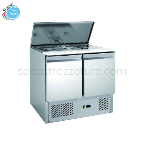 Saladette refrigerata GN1/1 STATICA - Temperatura di lavoro +2°C/+8°C - Dimensioni esterne 900 x 700 x 850(H) mm - Capacità (L) 2 x GN1/1 + 3 x GN1/6 240 L - Assorbimento (W) 235 - Tensione 230V / 50Hz