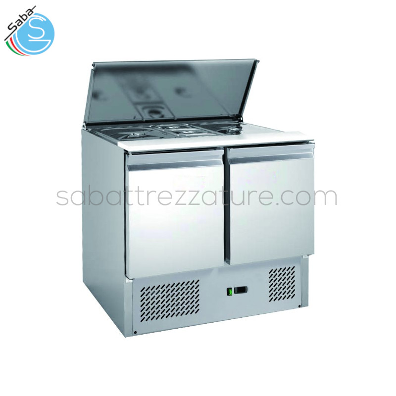 OFFERTA: Saladette refrigerata GN1/1 STATICA - Temperatura di lavoro +2°C/+8°C - Dimensioni esterne 900 x 700 x 850(H) mm - Capacità (L) 2 x GN1/1 + 3 x GN1/6 240 L - Assorbimento (W) 235 - Tensione 230V / 50Hz