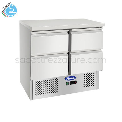 Banco refrigerato compatto con 4 cassetti GN1/1 - Cassetti profondità 150 mm - Dimensioni (LxPxH): 90x70x94,3 cm - Capacità: 300 lt - Potenza: 220 W - Peso: 82 kg - Alimentazione monofase