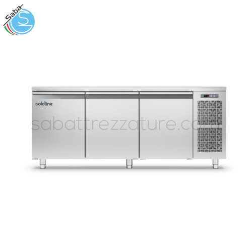 Tavolo Pastry EN60x40 3 porte -2°+8°C con piano h. 710 mm plug-in TP17/1MJ-710 COLDLINE - Capacità lorda 607 lt - Dimensioni (mm) 2005×800×850 mm - Alimentazione 220-240 V 50 Hz - Potenza assorbita 250 W